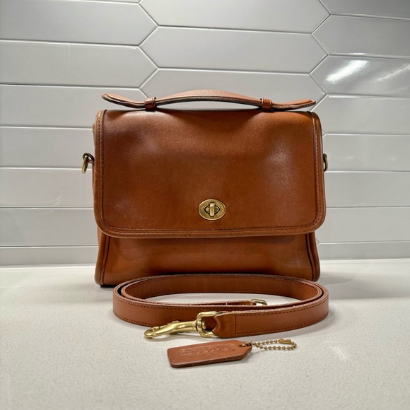 Vintage Coach Court 9870 - Picture 1 of 7